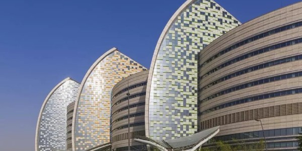 老外的醫(yī)院建筑設(shè)計，一個巨大的、帆狀的中庭！！